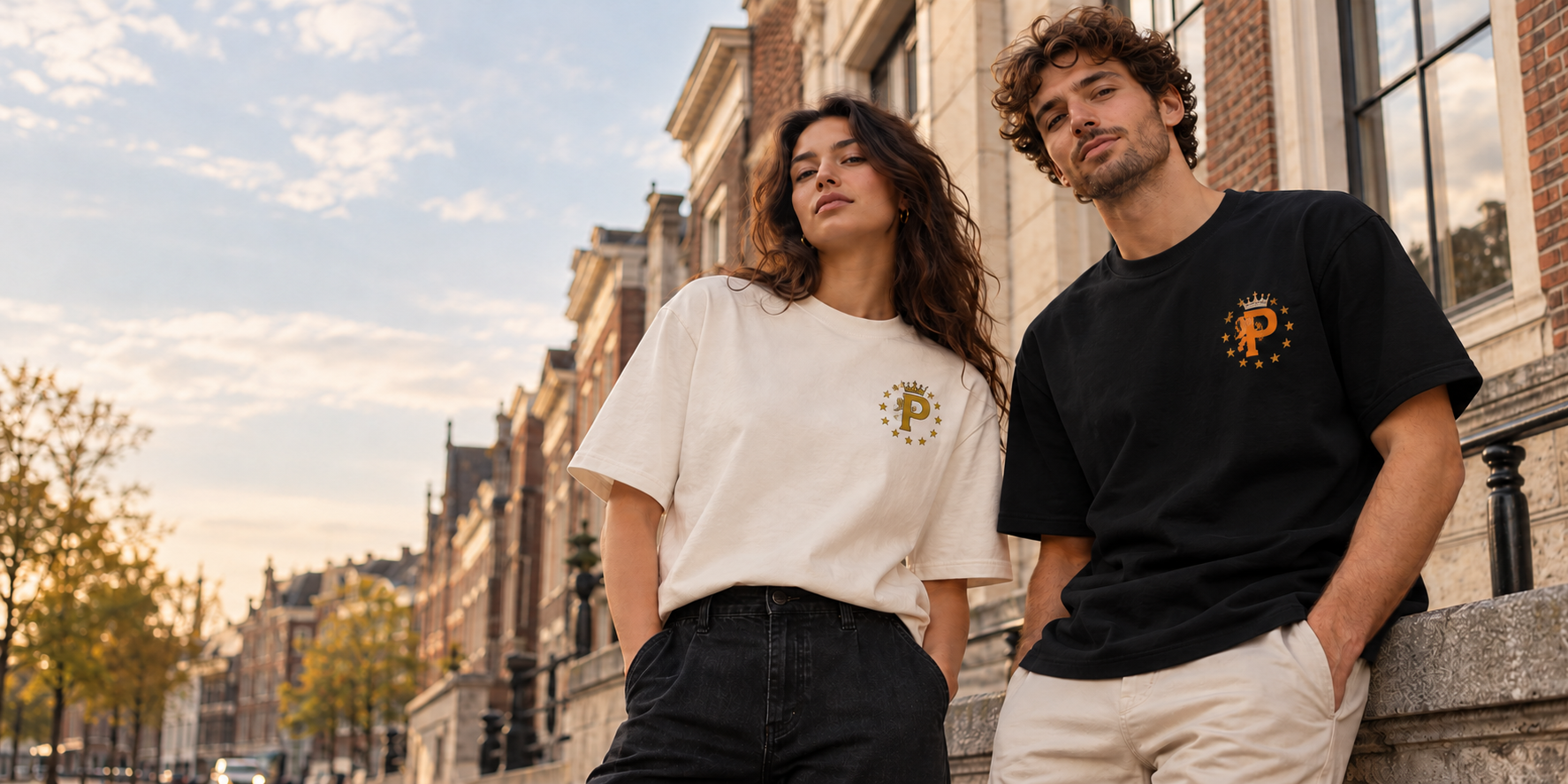 Twee modellen in navy en off-white Patriotwear shirtconcepten